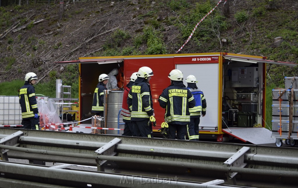 VU Gefahrgut LKW umgestuerzt A 4 Rich Koeln Hoehe AS Gummersbach P182.JPG - Miklos Laubert